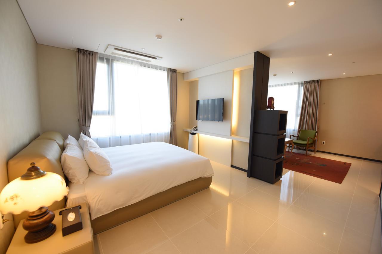 Geoje Artnouveau Suite Hotel Extérieur photo